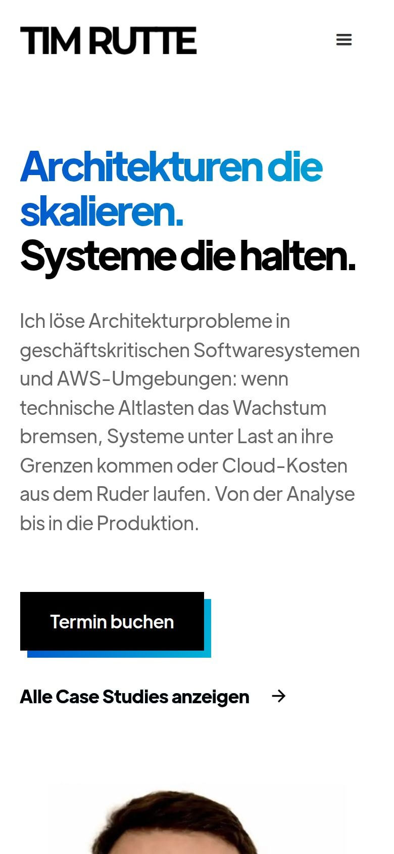 Startseite von timrutte.de auf einem Telefon, Überschrift und Einstiegstext untereinander